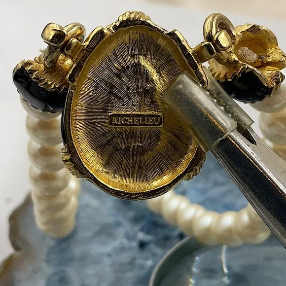 Vtg. Richelieu 16” Elegant White Pearl Necklace With Black & Gold Accent - Picture 7 of 8